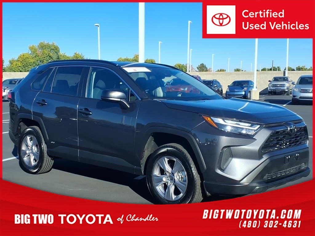 2025 Toyota RAV4 LE's photo