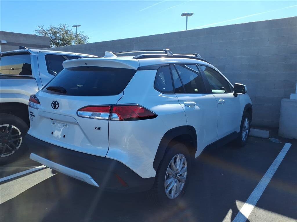 2023 Toyota Corolla Cross LE photo 3