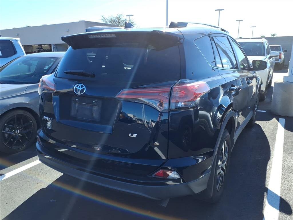 2017 Toyota RAV4 LE photo 4