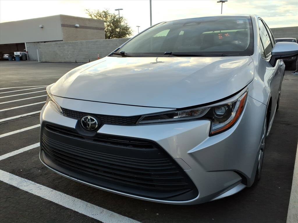 2023 Toyota Corolla LE photo 2