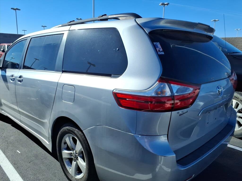 2018 Toyota Sienna LE photo 4