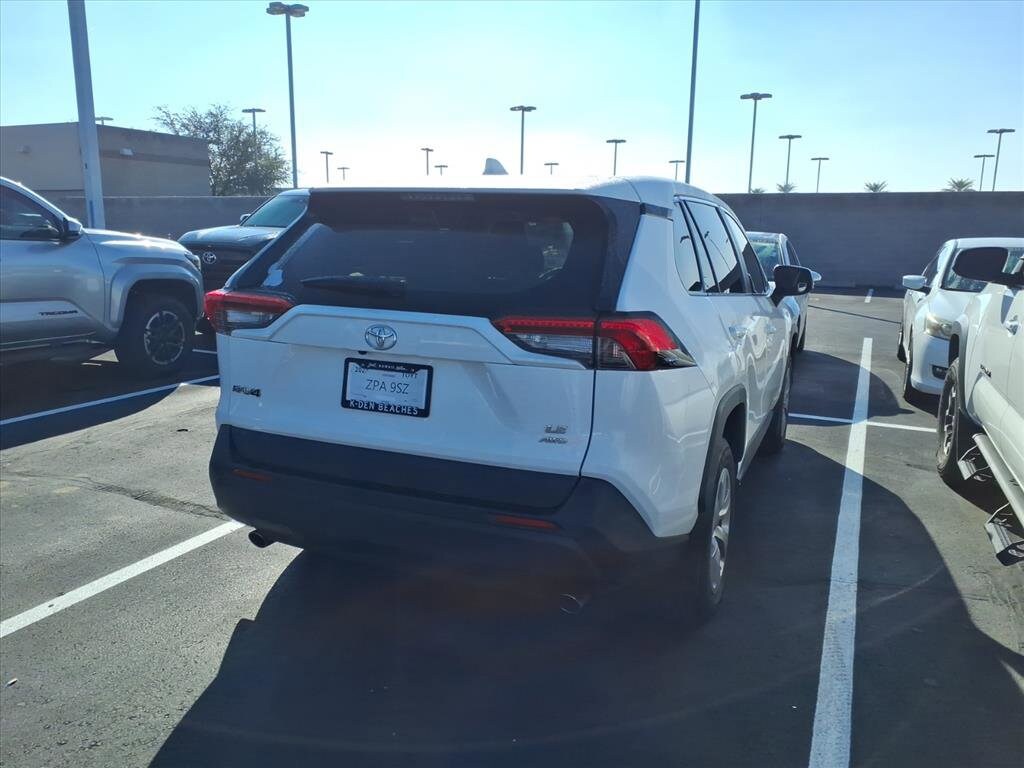 2023 Toyota RAV4 LE photo 3