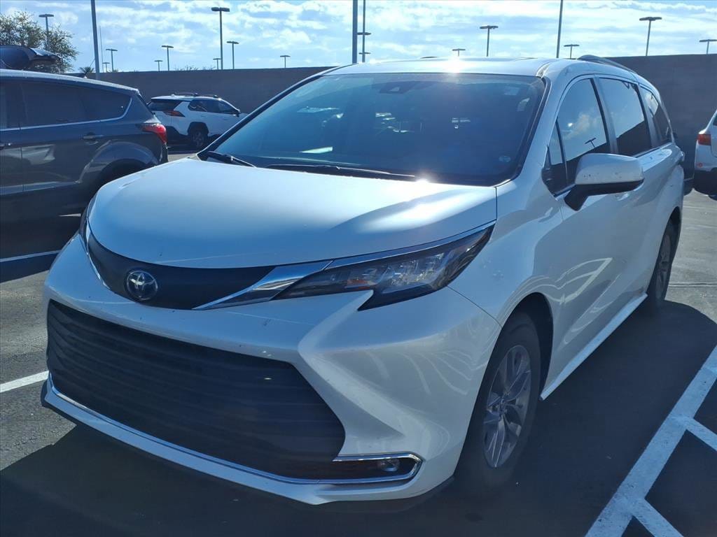 2022 Toyota Sienna XLE's photo