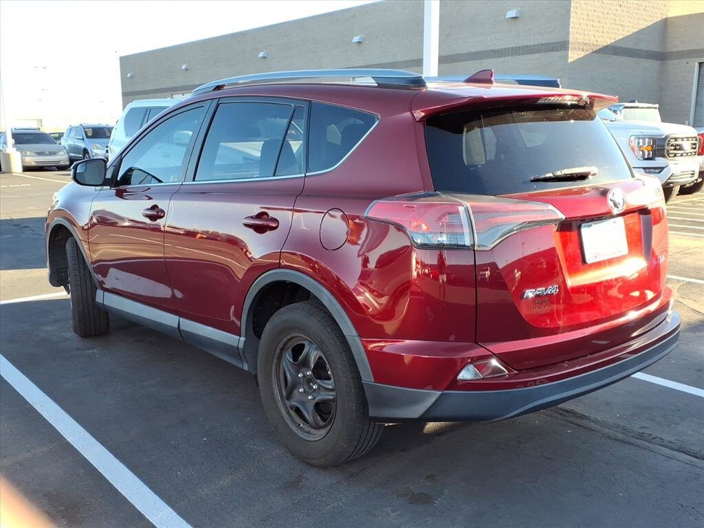 2018 Toyota RAV4 LE photo 3