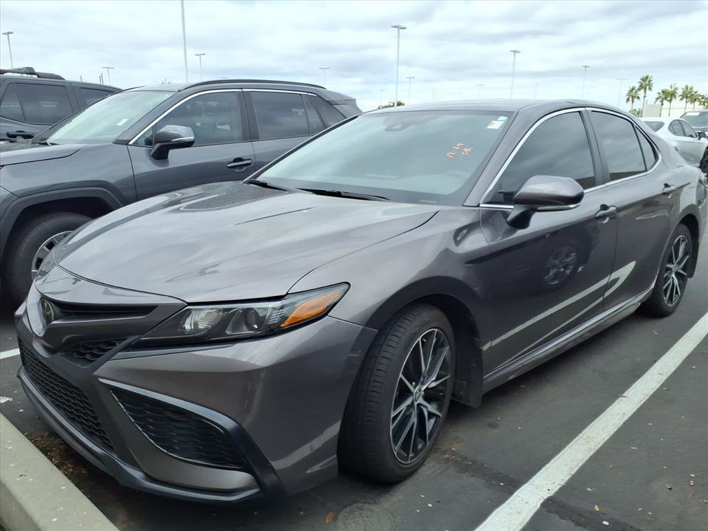 2023 Toyota Camry SE's photo