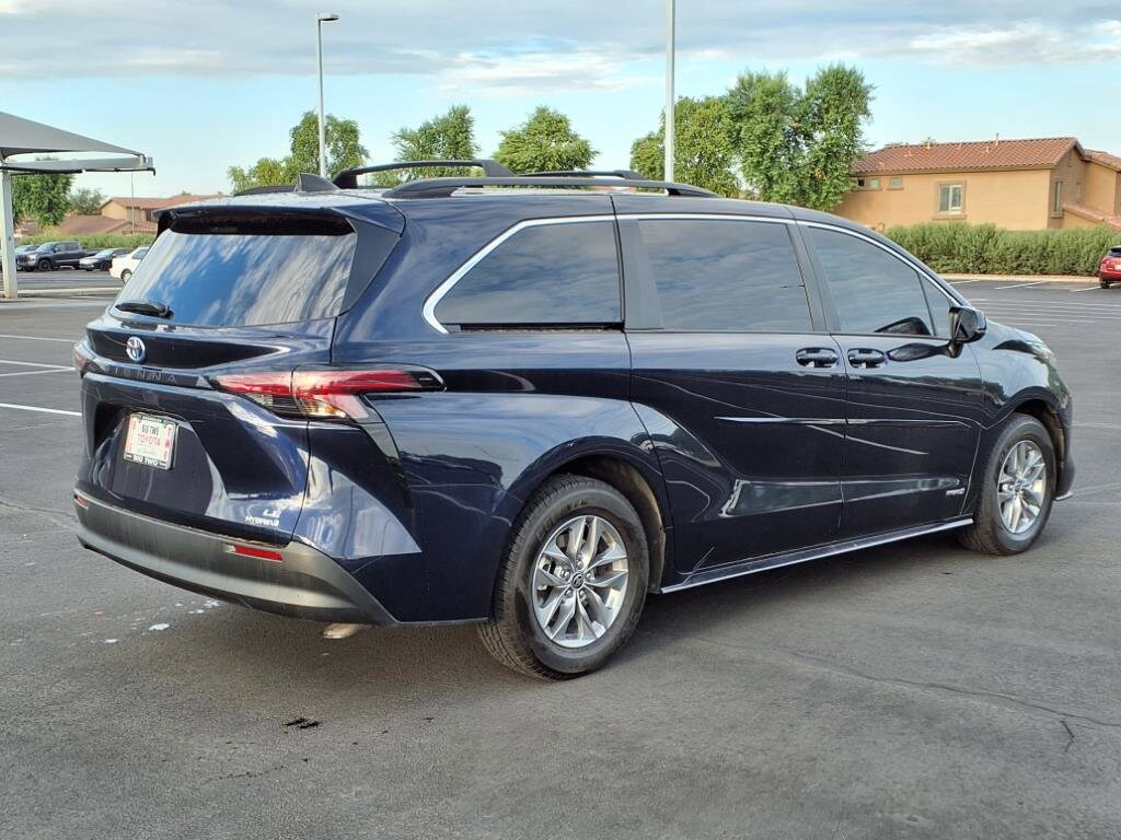 2021 Toyota Sienna LE photo 4