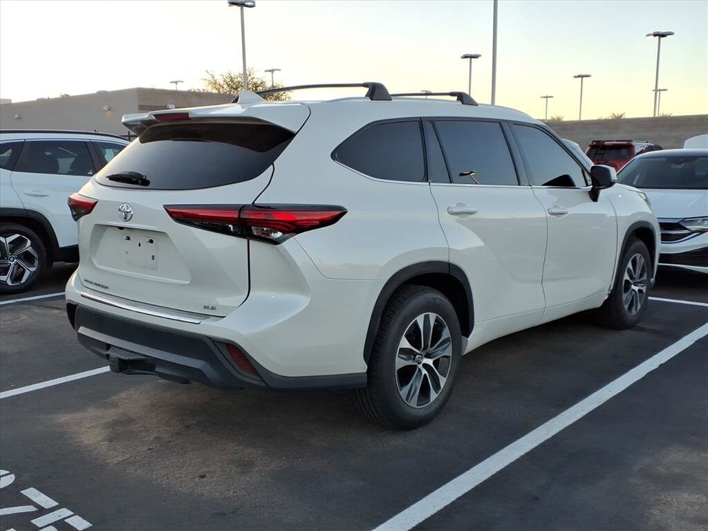 2021 Toyota Highlander XLE photo 2