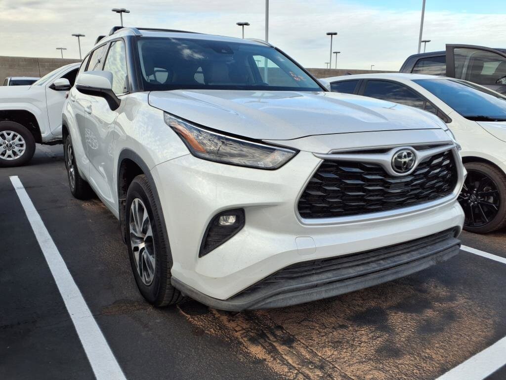 2022 Toyota Highlander XLE photo 2