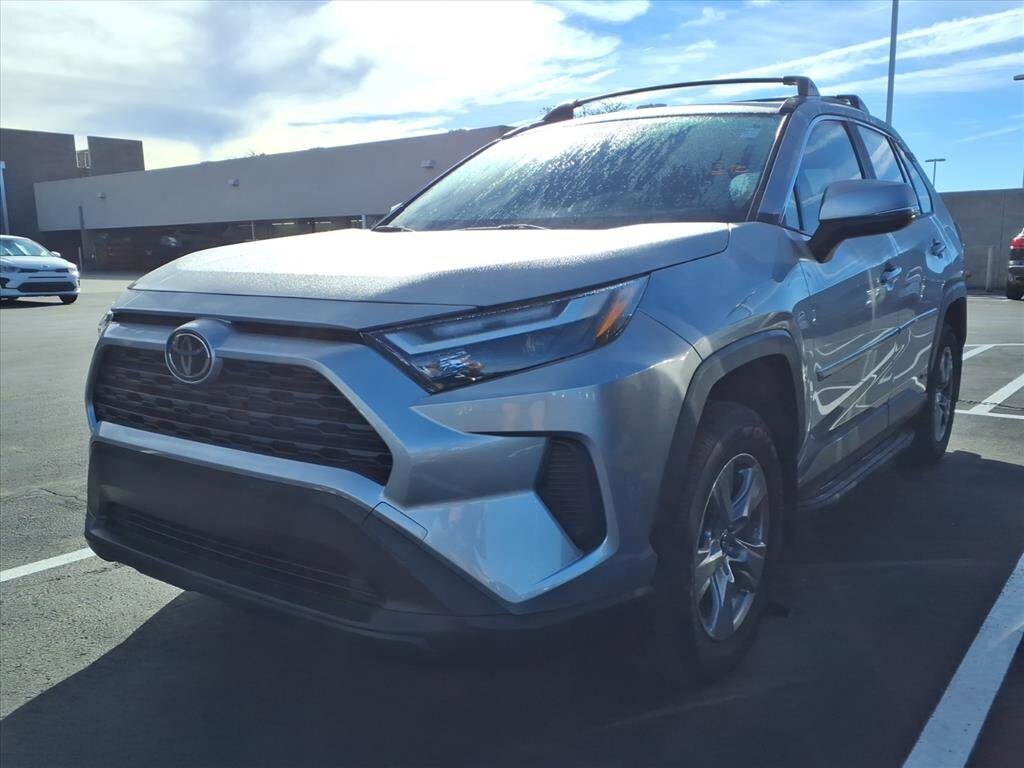 2025 Toyota RAV4 Hybrid XLE photo 2