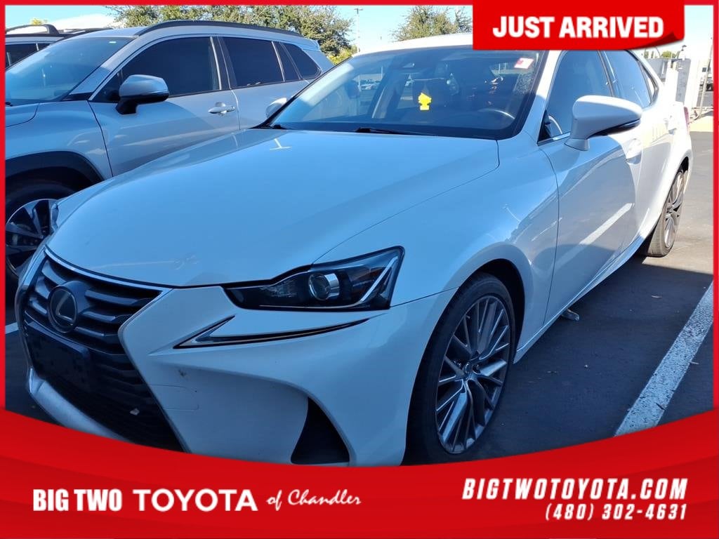 2017 Lexus IS 200t's photo