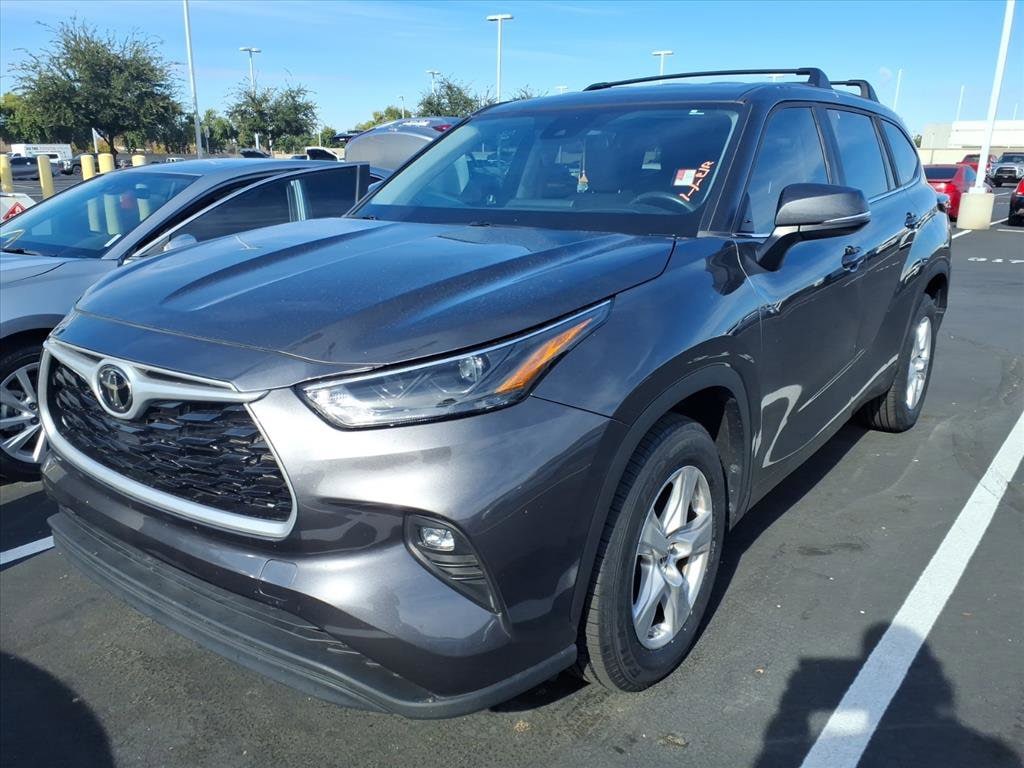 2023 Toyota Highlander LE's photo