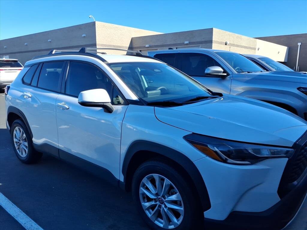 2023 Toyota Corolla Cross LE photo 2