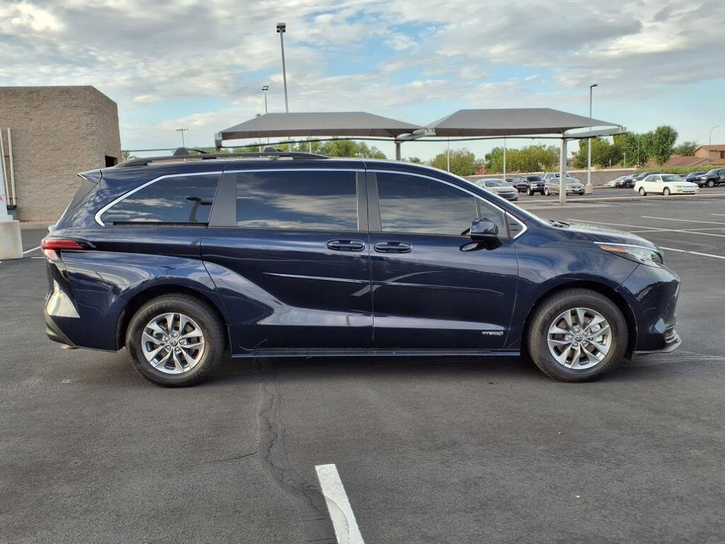 2021 Toyota Sienna LE photo 3