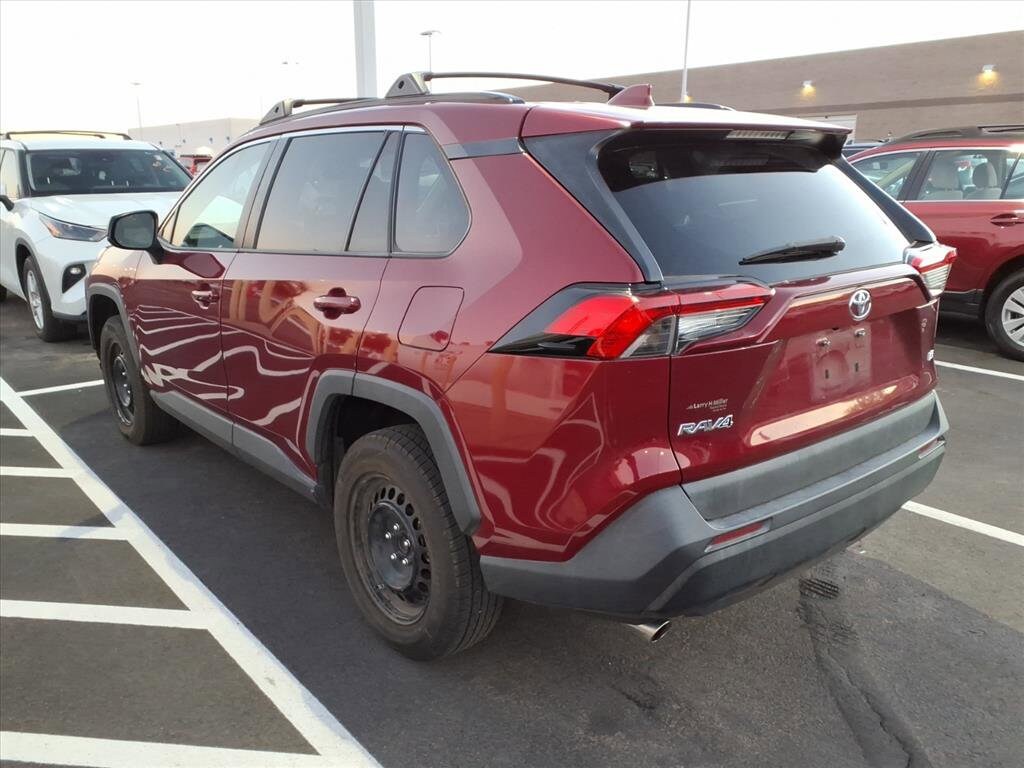 2020 Toyota RAV4 LE photo 3