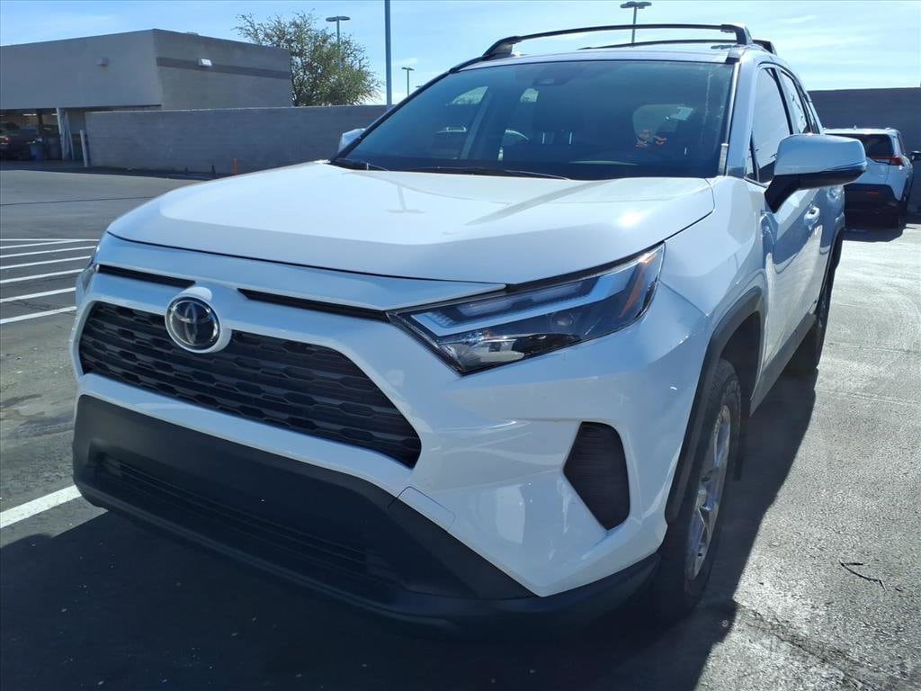 2025 Toyota RAV4 LE's photo