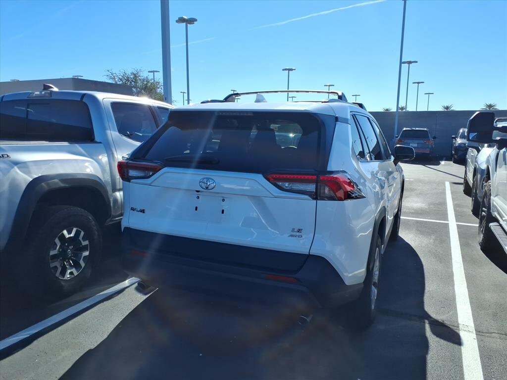 2021 Toyota RAV4 LE photo 3