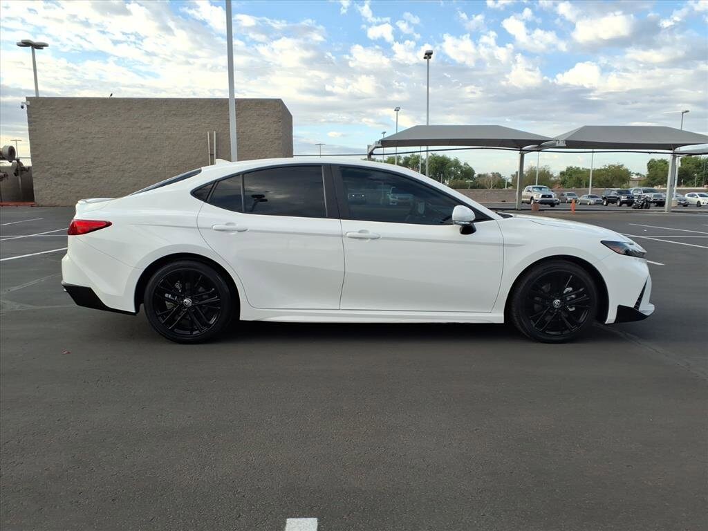 2025 Toyota Camry SE photo 3
