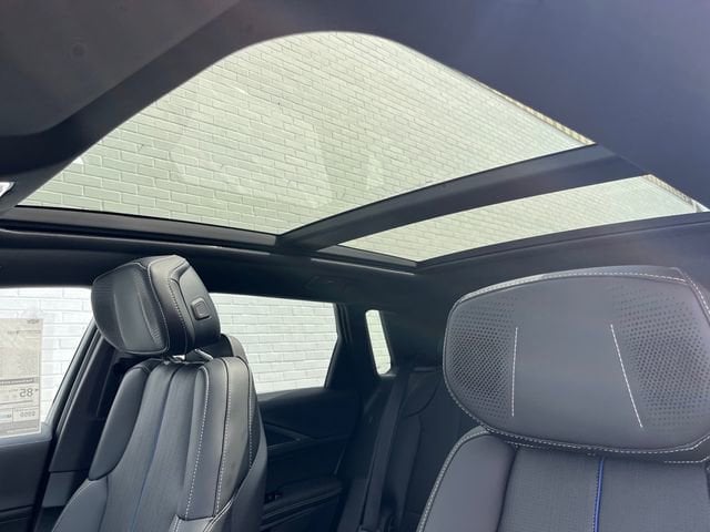 2025 Cadillac LYRIQ Luxury 3 - Photo 8