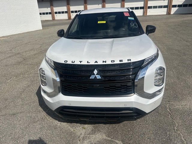2023 Mitsubishi Outlander SE photo 3