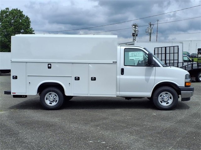2025 Chevrolet Express Cutaway 3500 photo 2