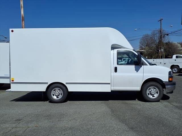 2025 Chevrolet Express Cutaway 3500 photo 3