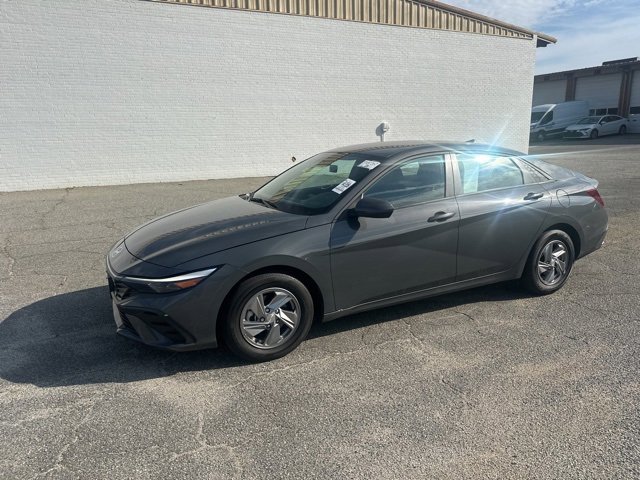 2024 Hyundai Elantra SE photo 2