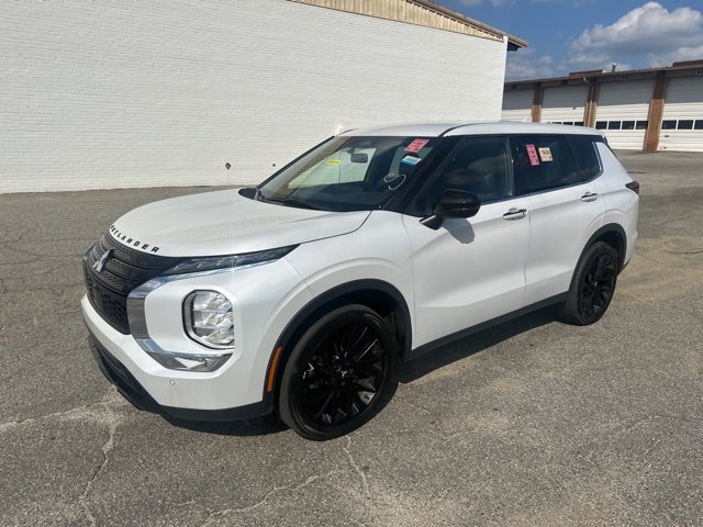 2023 Mitsubishi Outlander SE photo 2