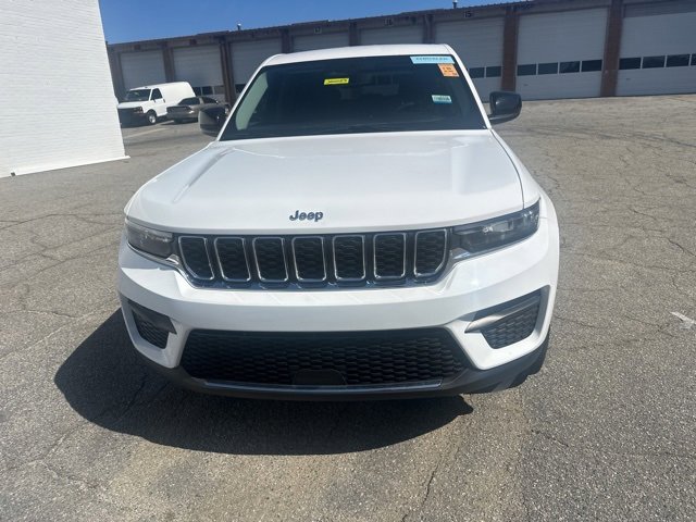 2023 Jeep Grand Cherokee Laredo photo 3