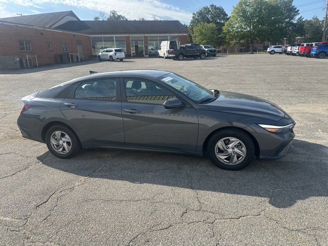2024 Hyundai Elantra SE photo 4