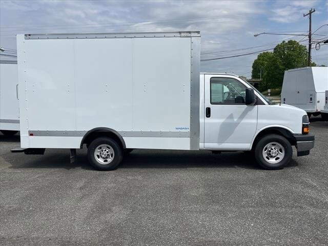 2025 Chevrolet Express Cutaway 3500 photo 2
