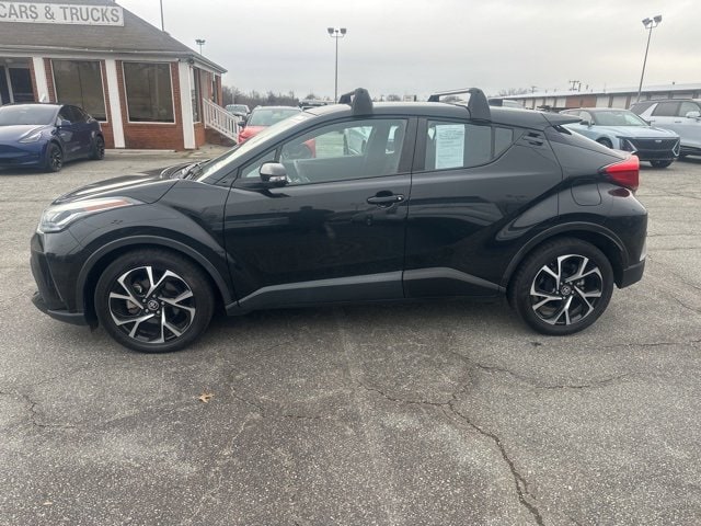 2021 Toyota C-HR XLE's photo