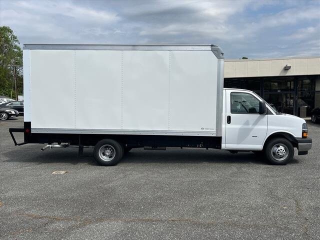 2025 Chevrolet Express Cutaway 3500 photo 2
