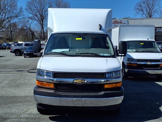 2025 Chevrolet Express Cutaway 3500 photo 2