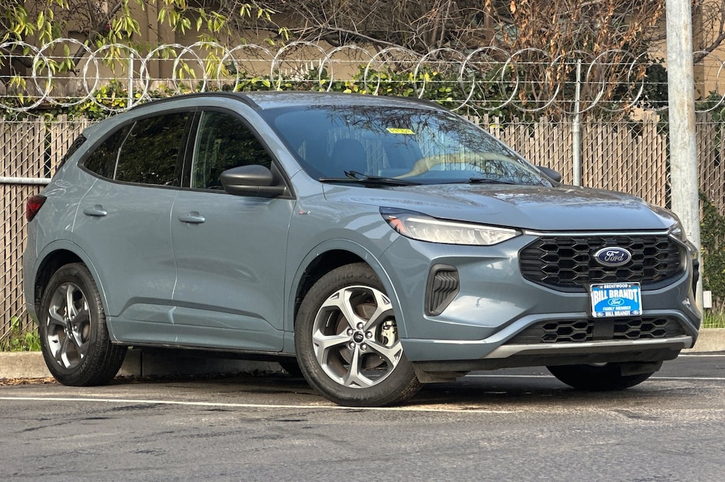 2023 Ford Escape ST-Line photo 2