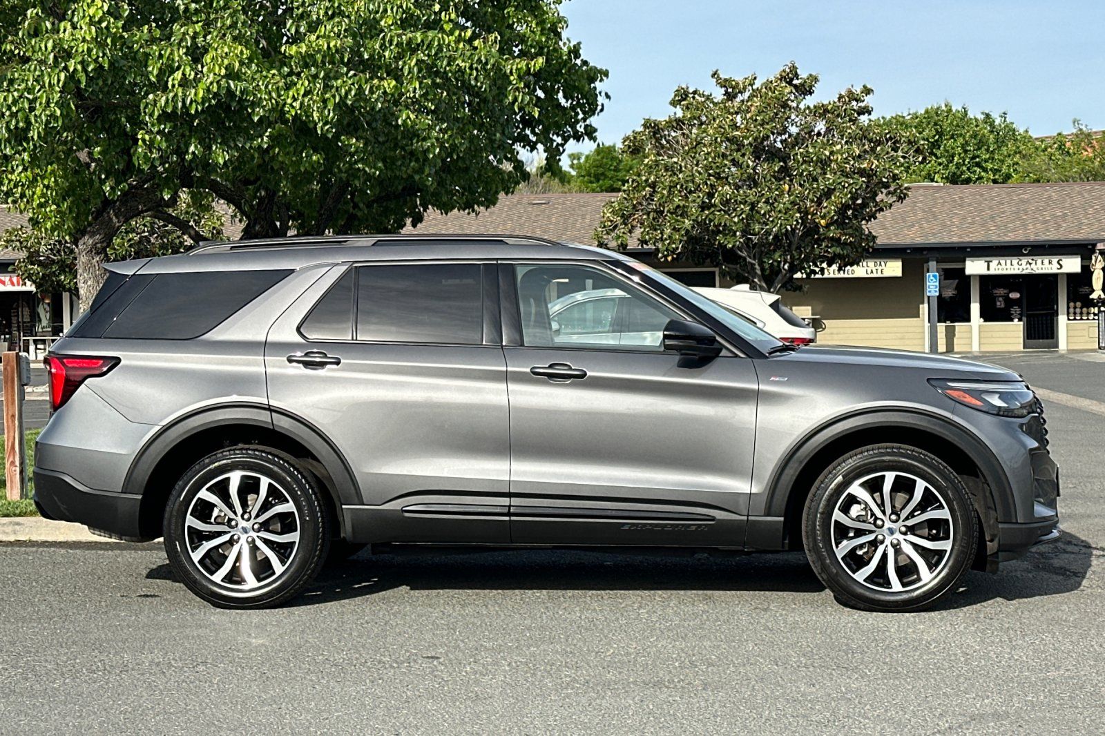 2025 Ford Explorer ST-Line photo 5