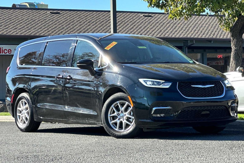 Used 2024 Chrysler Pacifica Touring L Minivan/Van