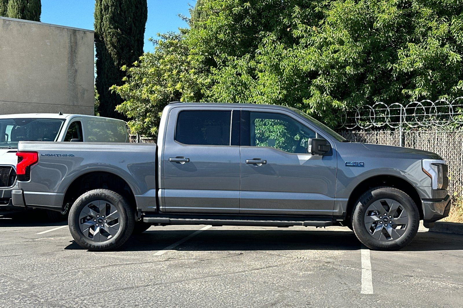 2025 Ford F-150 Lightning Flash photo 5