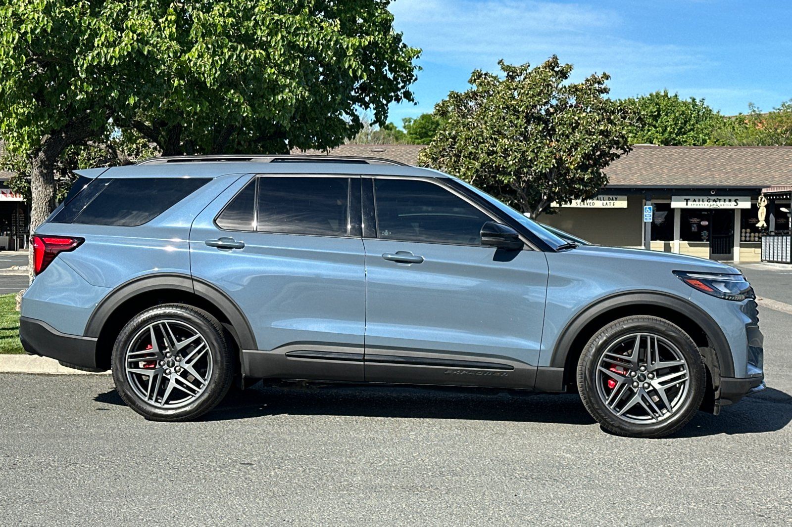 2025 Ford Explorer ST photo 5