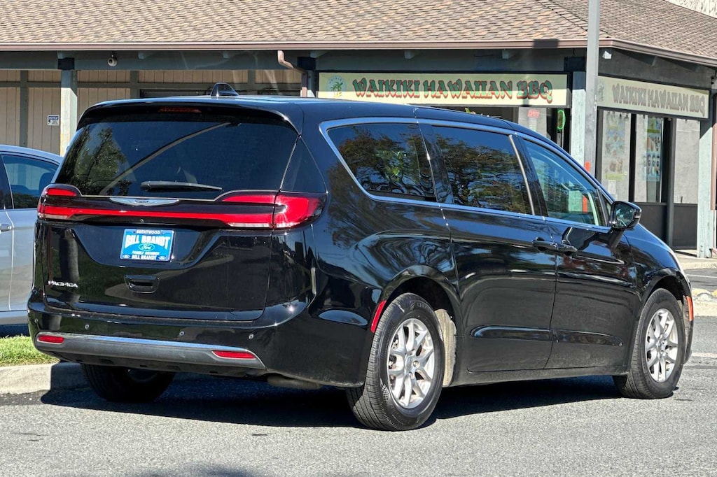 Used 2024 Chrysler Pacifica Touring L Minivan/Van