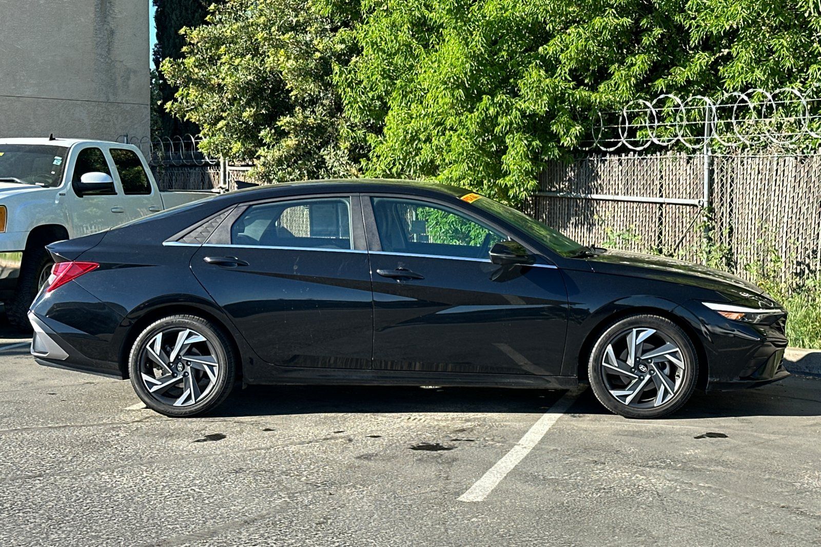 2024 Hyundai Elantra Limited photo 5