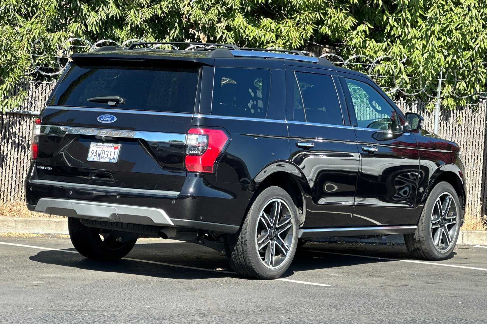 2021 Ford Expedition Limited photo 2