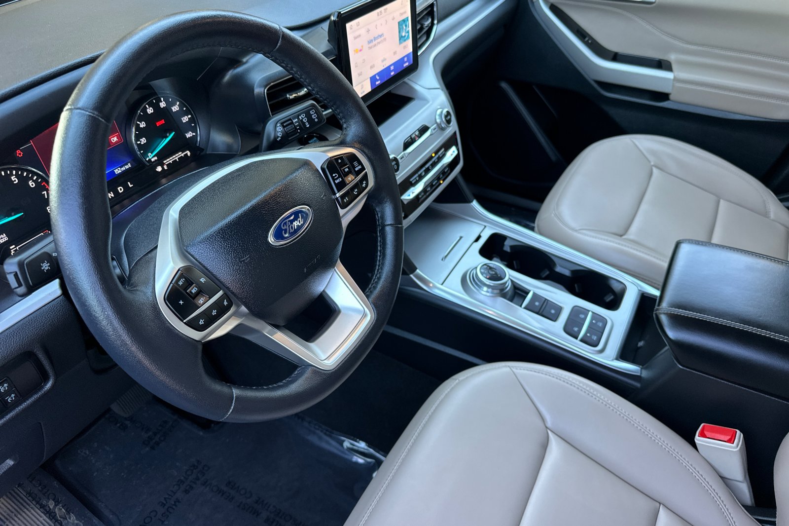 2024 Ford Explorer XLT photo 2