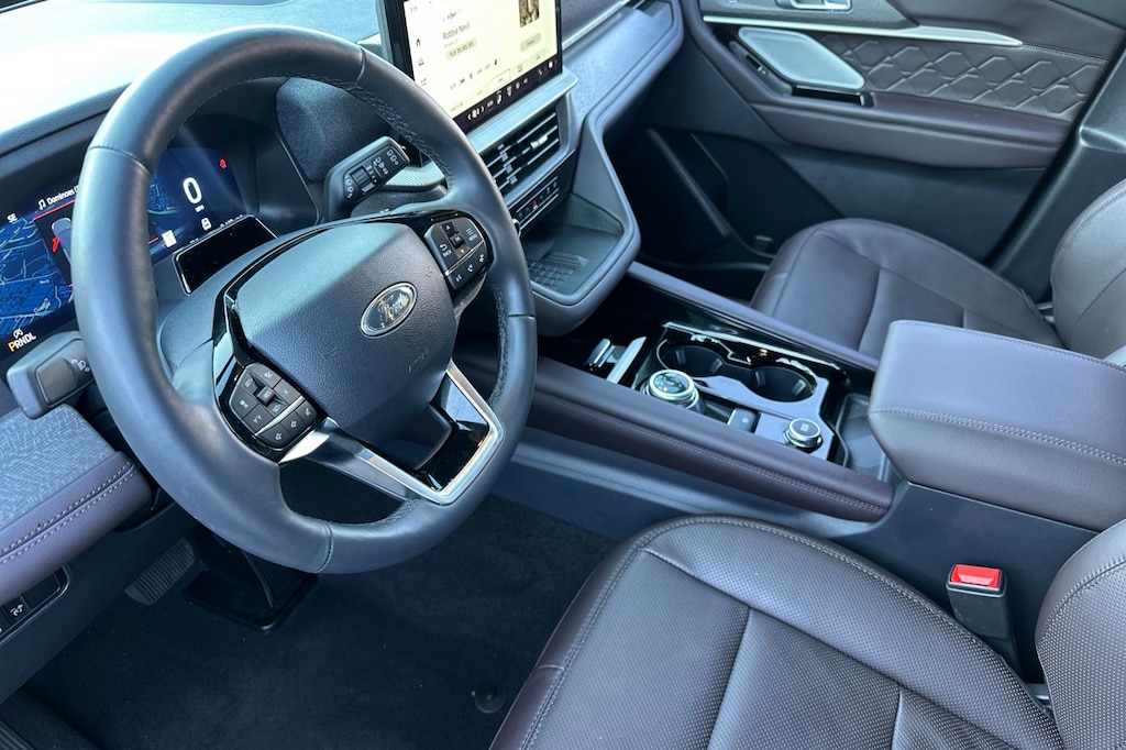 2025 Ford Explorer Platinum photo 2