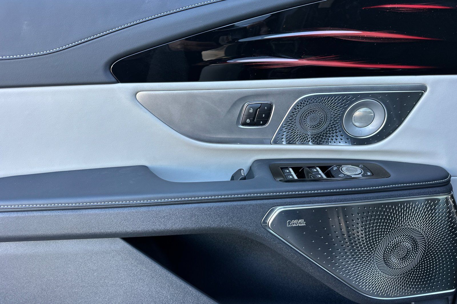 2025 Lincoln Nautilus Reserve photo 3