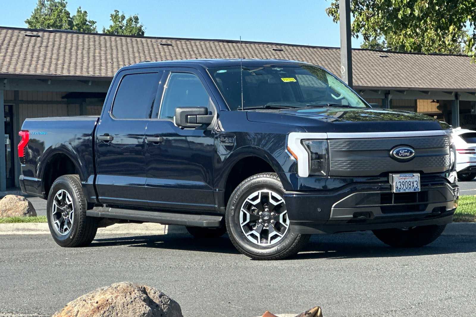 2023 Ford F-150 Lightning XLT photo 2