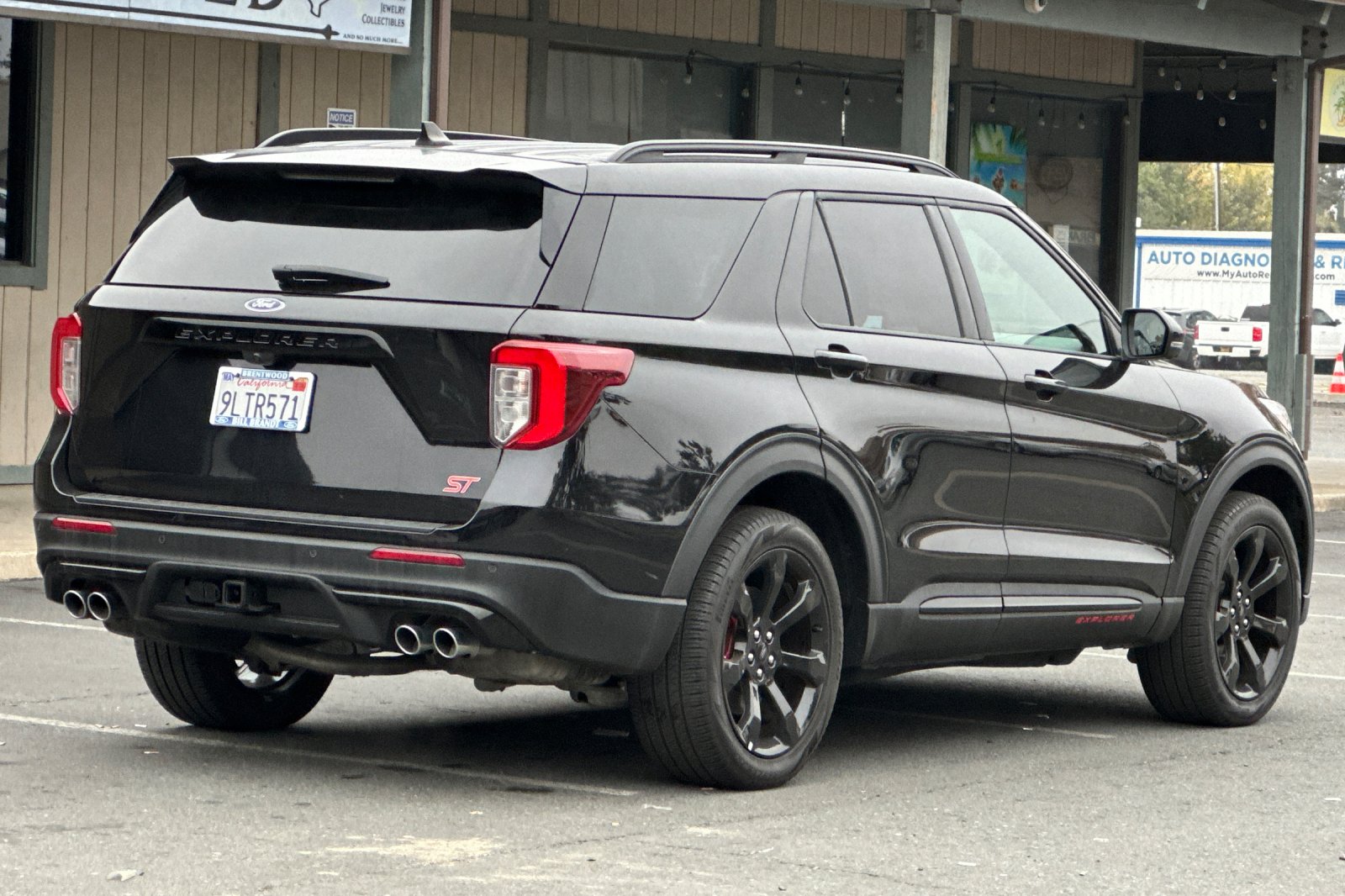 2023 Ford Explorer ST photo 3