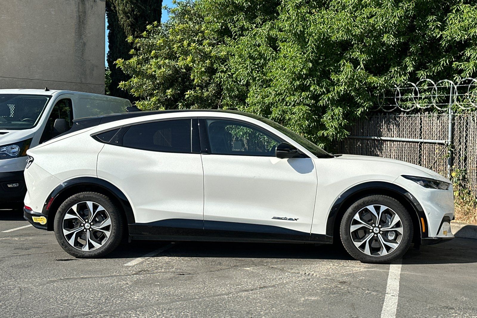 2021 Ford Mustang Mach-E Premium photo 5