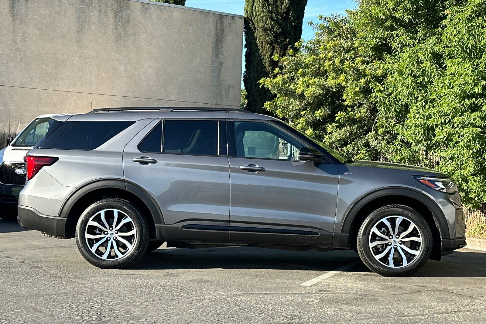 2025 Ford Explorer ST-Line photo 5