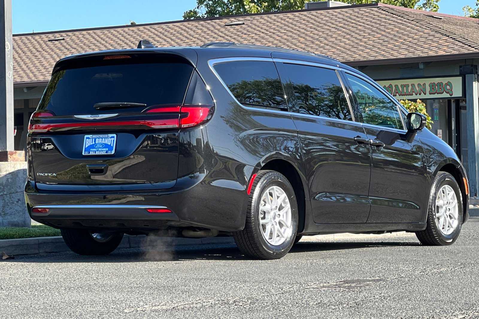 2022 Chrysler Pacifica Touring L photo 3