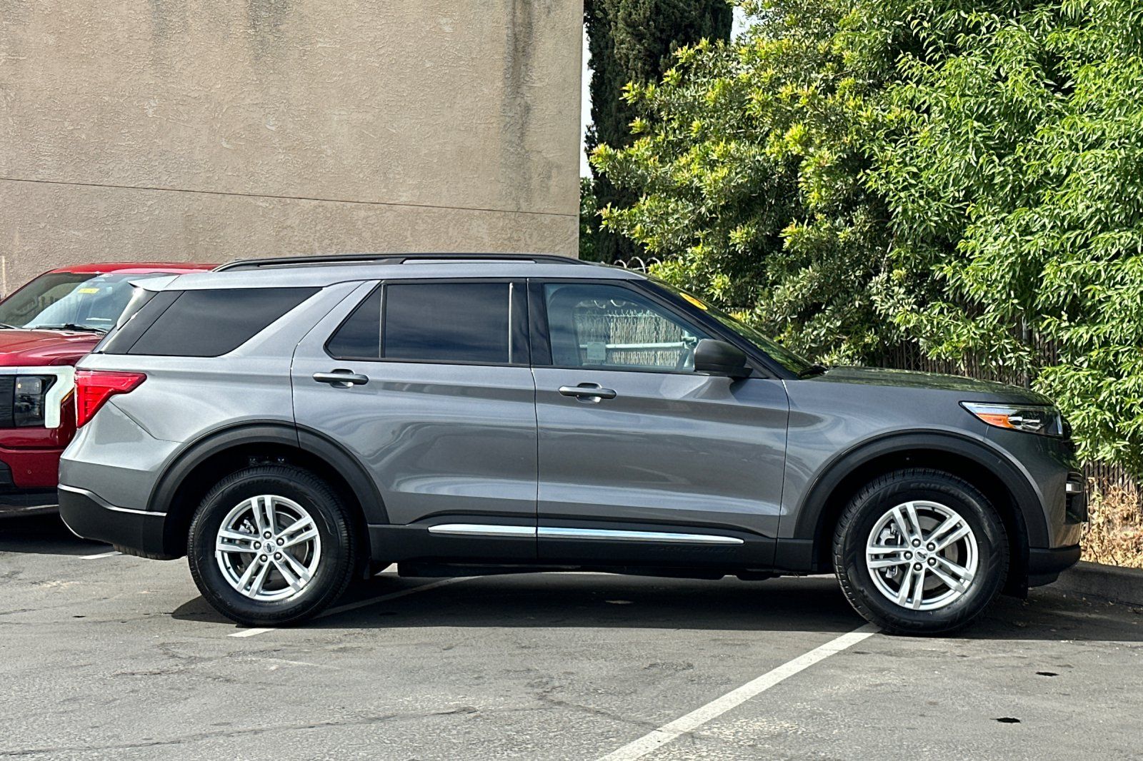 2023 Ford Explorer XLT photo 6